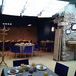 Torrepalacio فندق
