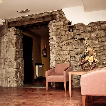 Torrepalacio فندق 2*