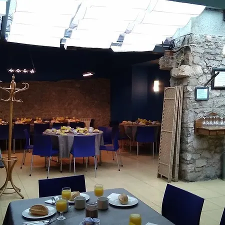 Torrepalacio فندق